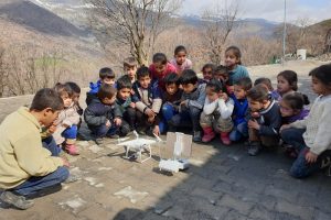 İlk defa drone g&ouml;ren masum &ccedil;ocuklar
