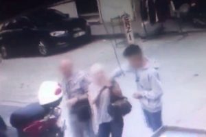 Yaşlı turistleri hedef alan kapka&ccedil;&ccedil;ı kamerada
