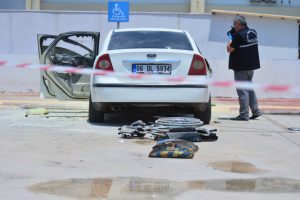 Yanan otomobildeki engelli genci b&ouml;yle kurtardılar