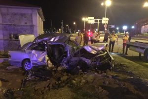 Otomobil ref&uuml;je &ccedil;arpıp savruldu: 1 &ouml;l&uuml;, 3 yaralı