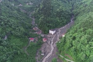 Trabzon'daki selde 11 bina yıkıldı, 14 bina ağır hasar g&ouml;rd&uuml;