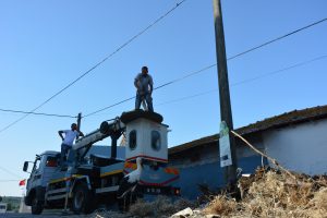 Bursa'da dikkatsiz s&uuml;r&uuml;c&uuml; leylek yuvasını yıktı, kuşlar &ouml;l&uuml;mden d&ouml;nd&uuml;