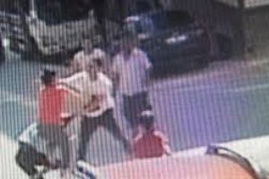 Apartman &ouml;n&uuml;nde oyun oynayan &ccedil;ocuğa ve ailesine dayak