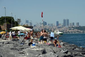 Sıcak hava boğazı plaja &ccedil;evirdi