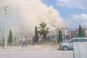 &Ccedil;atı yangını paniğe neden oldu