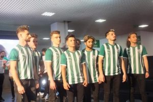 Bursalı kuaf&ouml;rlerin Bursaspor aşkı şova d&ouml;nd&uuml;