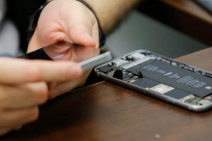 Hackerler 20 &uuml;st d&uuml;zey asker ve siyasinin cep telefonuna sızdı