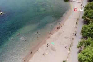 Sıcaktan bunalan vatandaşlar kendilerini Caddebostan plajına attı