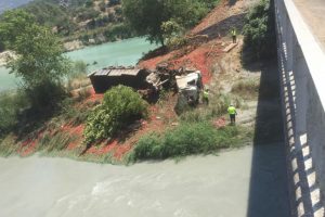 Domates y&uuml;kl&uuml; TIR devrildi, şof&ouml;r &ouml;ld&uuml;