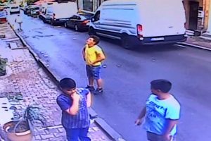 İkinci kattan d&uuml;şen bebeği havada yakaladı