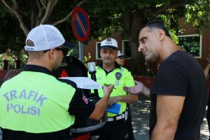 Kırmızıda ge&ccedil;ip ceza alan yaya: Zaten işsizim gidin başkasını yakalayın