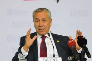 B&uuml;lent Arın&ccedil;'tan Babacan ve Davutoğlu yorumu