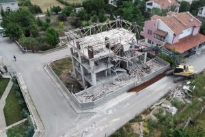 2 katlı ka&ccedil;ak villa yıkıldı!
