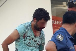 2 kız kardeşe s&ouml;zl&uuml; tacizde bulunan ş&uuml;pheliye meydan dayağı