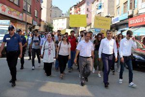 300 kişilik kortejden uyuşturucu ile m&uuml;cadele y&uuml;r&uuml;y&uuml;ş&uuml;