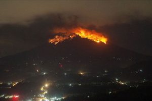 Ulawun Yanardağı binlerce kişiyi yerinden etti
