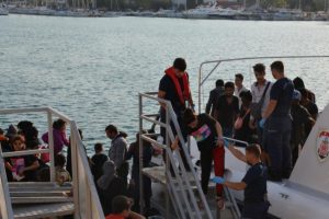 Kuşadası ve Van'da &ccedil;ok sayıda ka&ccedil;ak g&ouml;&ccedil;men yakalandı