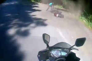 Motosikletli gencin kazası kameraya yansıdı