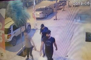Tepki &ccedil;eken g&ouml;r&uuml;nt&uuml;: Kaldırımdaki ağacı kırdılar