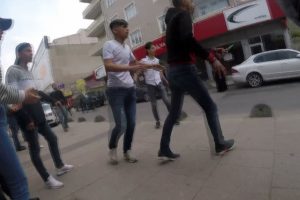 Sultanbeyli'de 30 gen&ccedil; bı&ccedil;aklarla birbirine saldırdı