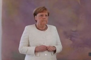 Merkel bir kez daha korkuttu