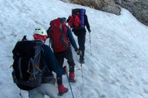 Demirkazık Dağı'nda &ccedil;ığ altında kalan dağcı aranıyor