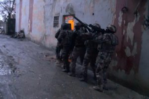 Cizre'de polis aracına saldırıya 8 g&ouml;zaltı