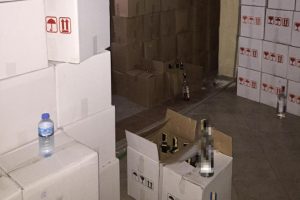 Marmaris'te 6 bin 849 şişe sahte i&ccedil;ki ele ge&ccedil;irildi