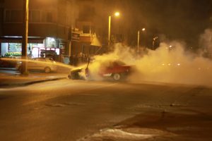 Seyir halindeki otomobil alev aldı