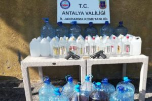 Otelde sahte i&ccedil;ki &uuml;retirken yakalandılar