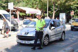 Yayalara yol vermeyen s&uuml;r&uuml;c&uuml;lere para cezası