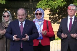 Bakan Varank: "T&uuml;rkiye Cumhuriyeti hedeflerine kararlı adımlarla y&uuml;r&uuml;mektedir"