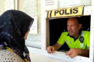 "Uslanmayan s&uuml;r&uuml;c&uuml;"n&uuml;n aracını annesi teslim aldı