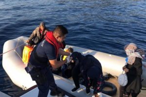 &Ccedil;eşme'de 22 g&ouml;&ccedil;men umuda yolculukta yakalandı