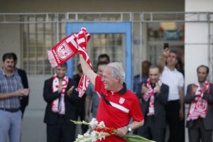 Mustafa Denizli'ye Trakt&ouml;r Sazi'den sevgi seli