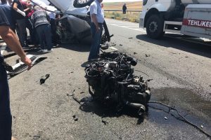 TIR'ın &ccedil;arptığı otomobilin s&uuml;r&uuml;c&uuml;s&uuml; ağır yaralandı