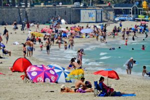 İzmir'de sıcaktan bunalanlar &Ccedil;eşme'de serinliyor
