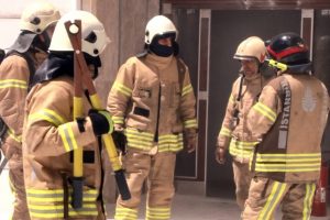 2'si bebek 4 kişi yanan evde mahsur kaldı