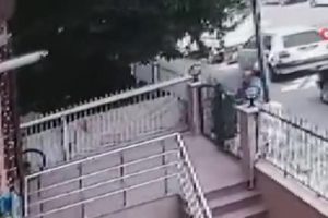 Bina &ouml;n&uuml;ndeki bisikleti &ccedil;aldı! O anlar g&uuml;venlik kamerasında