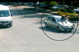 Bisikletiyle yolun karşısına ge&ccedil;erken canından oluyordu