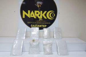 Minib&uuml;s&uuml;n gizli b&ouml;lmelerinde 8 kilo esrar ele ge&ccedil;irildi