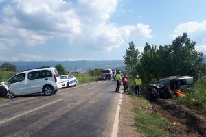 Kafa kafaya feci kaza: 1 &ouml;l&uuml;, 3 yaralı