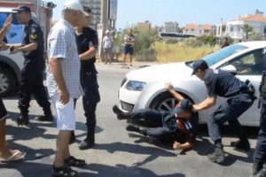 'Şemsiye eylemcileri' yolu kapattı