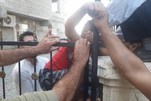 Koluna demir korkuluk saplandı