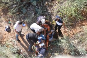 30 metre y&uuml;kselikteki falezlerden atladı!