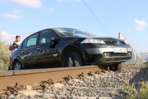 Tren yolunda b&uuml;y&uuml;k panik! Son anda &ouml;nlendi