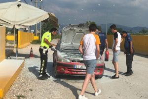 Bursa'da yanan araca polis m&uuml;dahale etti