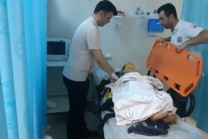 7 yaşındaki &ccedil;ocuk elektrik direğinden d&uuml;şt&uuml;!