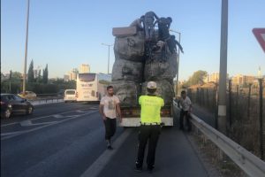 Kağıt dolu &ccedil;uvalların &uuml;zerinde tehlikeli yolculuk
