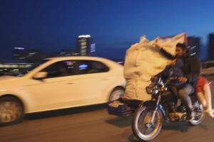 Motosiklet &uuml;zerinde tehlikeli yolculuk